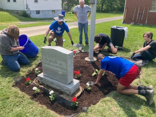 Seneca Valley Students Volunteer to Help Beautify Landscaping at Masonic Building